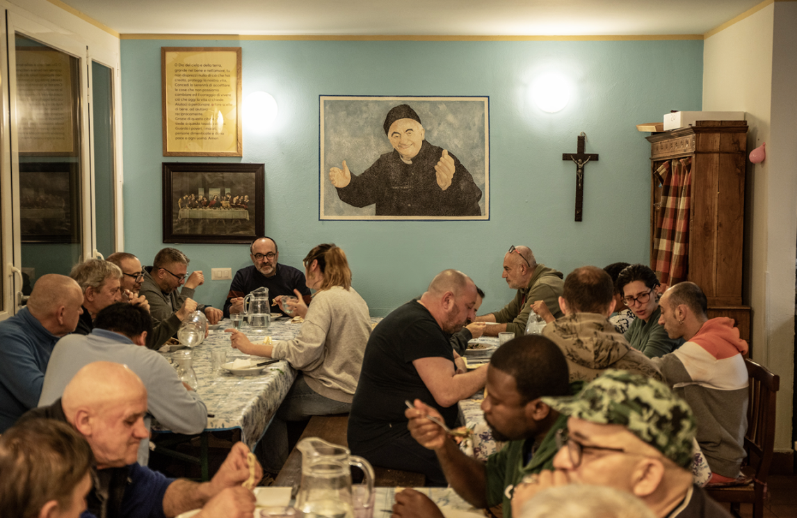 Un pasto al giorno lancia la campagna “Una tavola ci unisce”