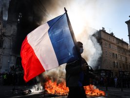 Violenze in Francia. Appello dei vescovi: “Il nostro Paese merita di meglio”