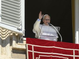 Leone XIV sarà operato al polmone: l’annuncio all’angelus e i precedenti dei Papi in sala operatoria