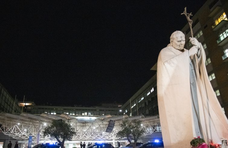 Il Papa cammina in stanza, esami e valori nella norma